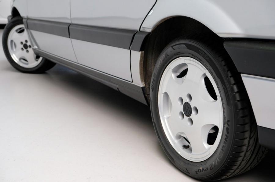 Детали экстерьера Volkswagen Passat VR6 Variant Satinsilber Metallic (B3) 1992 года  (фото 50 из 51)